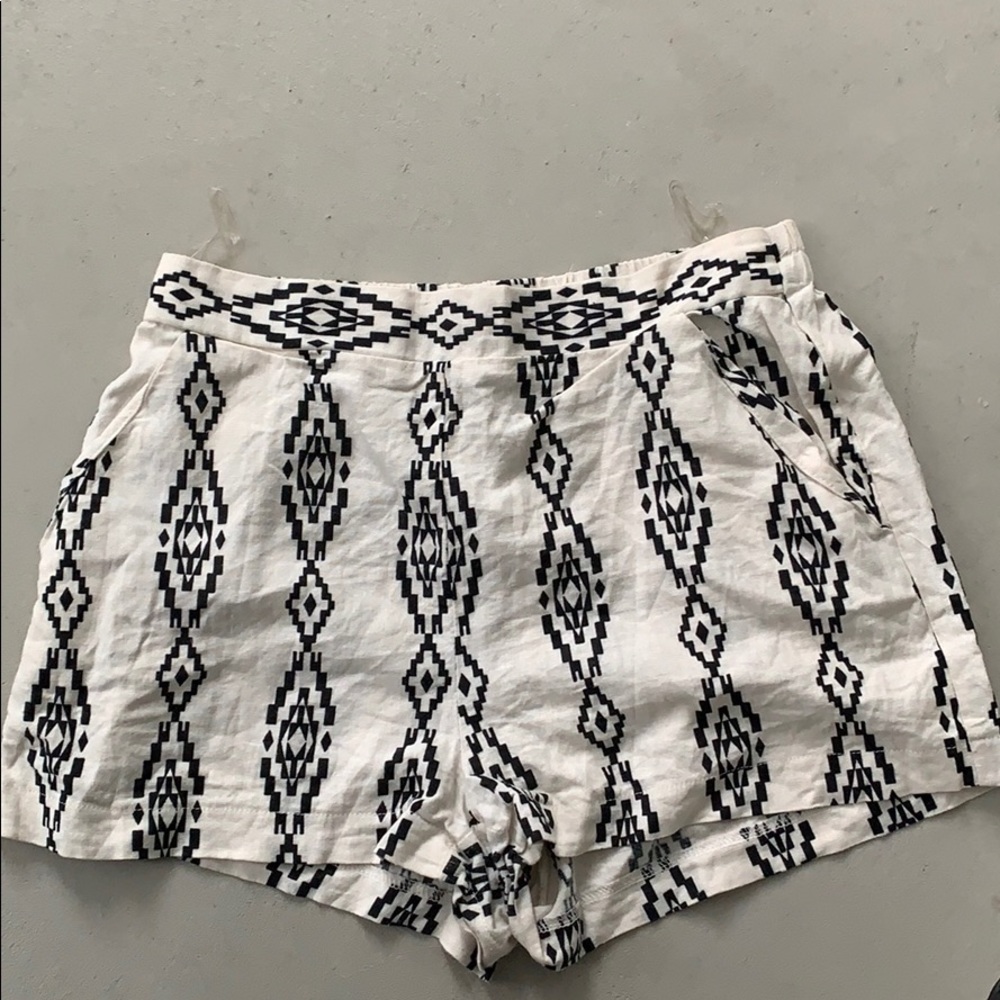 Fab’rik Linen black and White Shorts